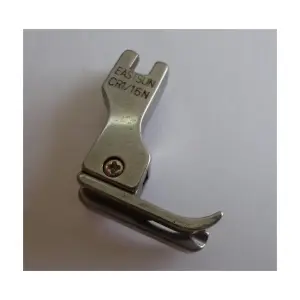 Chân vịt CR1/16N máy may 1 kim công nghiệp, chân vịt bù phải khoảng 1,5 đến 1,6 mm, thiết kế phải cao trái thấp, hỗ trợ may đường mí sát mép, phụ kiện thay thế cho máy may công nghiệp tương thích
