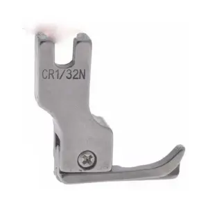 Chân vịt máy may 1 kim CR 1/32N, chân vịt bù phải loại hẹp 1/32 inch, khoảng dẫn mép 0,8mm, hỗ trợ may sát cạnh vải và đường mí nhỏ, phụ kiện máy may công nghiệp cần đối chiếu kiểu gá trước khi lắp